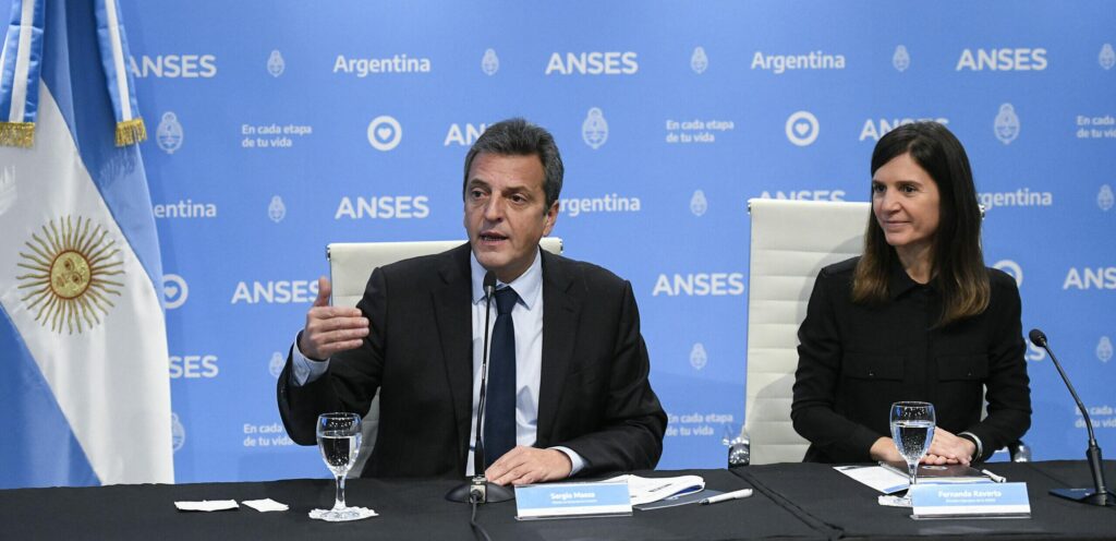 Sergio Massa y Fernanda Raverta durante el anuncio de los créditos